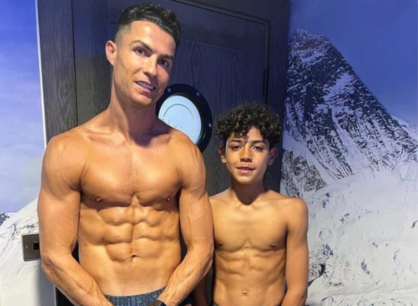 Quand Cristiano Ronaldo se livre à un concours d'abdos avec son fils