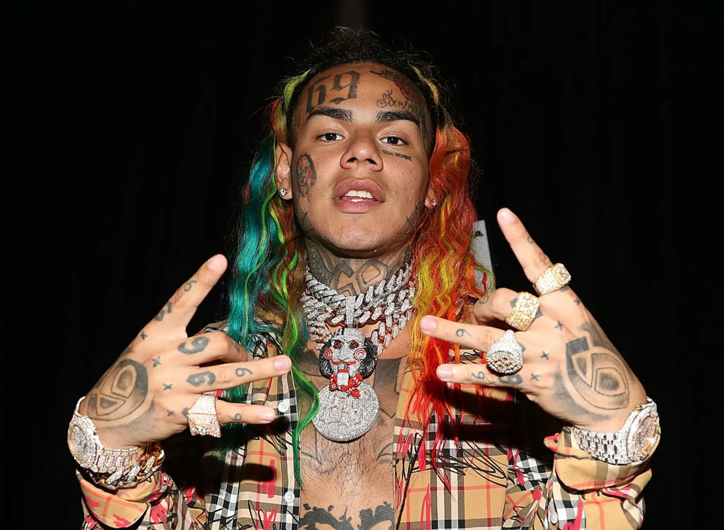 6ix9ine filmé en train de manger des insectes