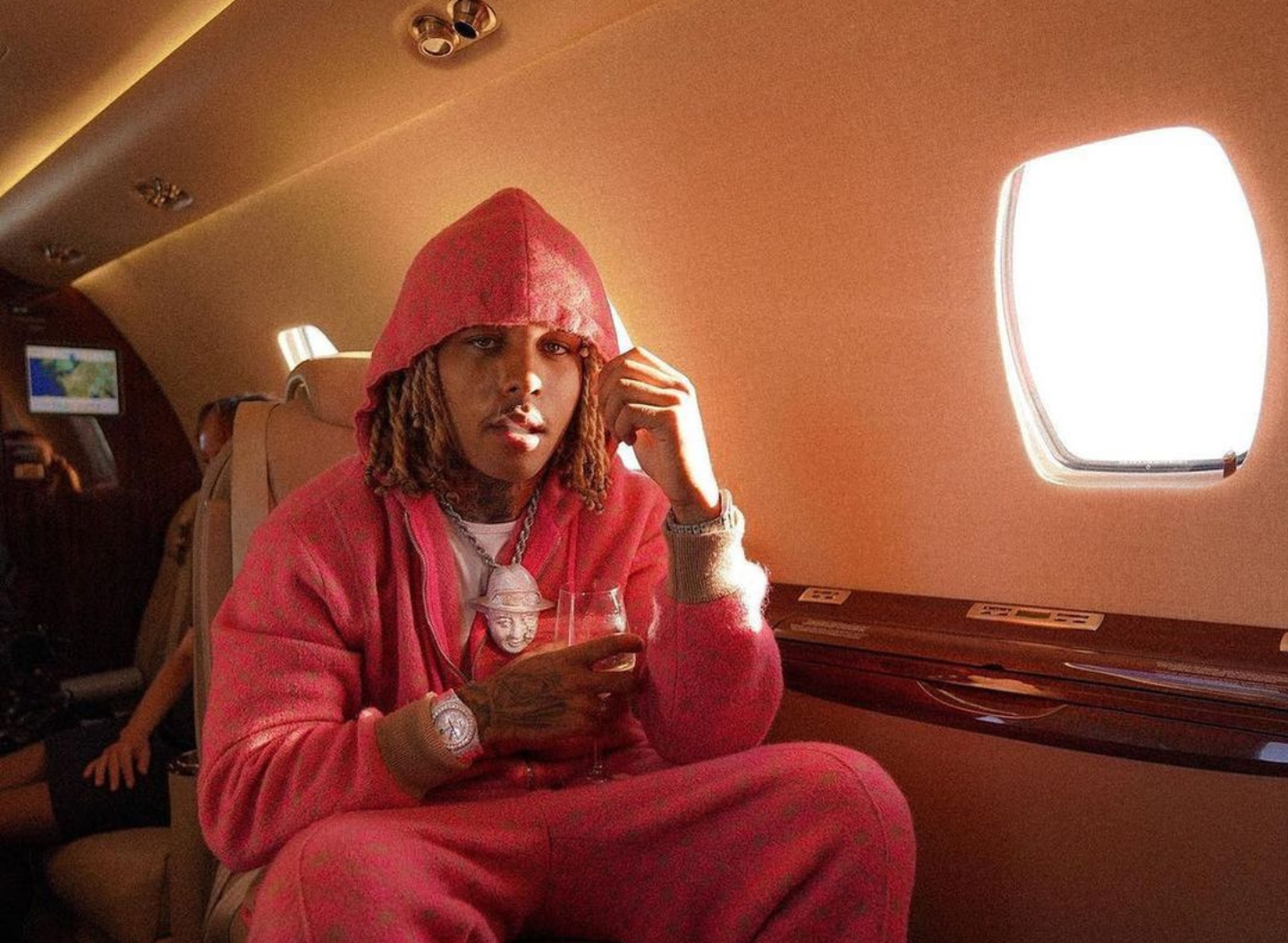 Sur la scène du Zénith de Paris, Zola annonce l'arrivée de son prochain album