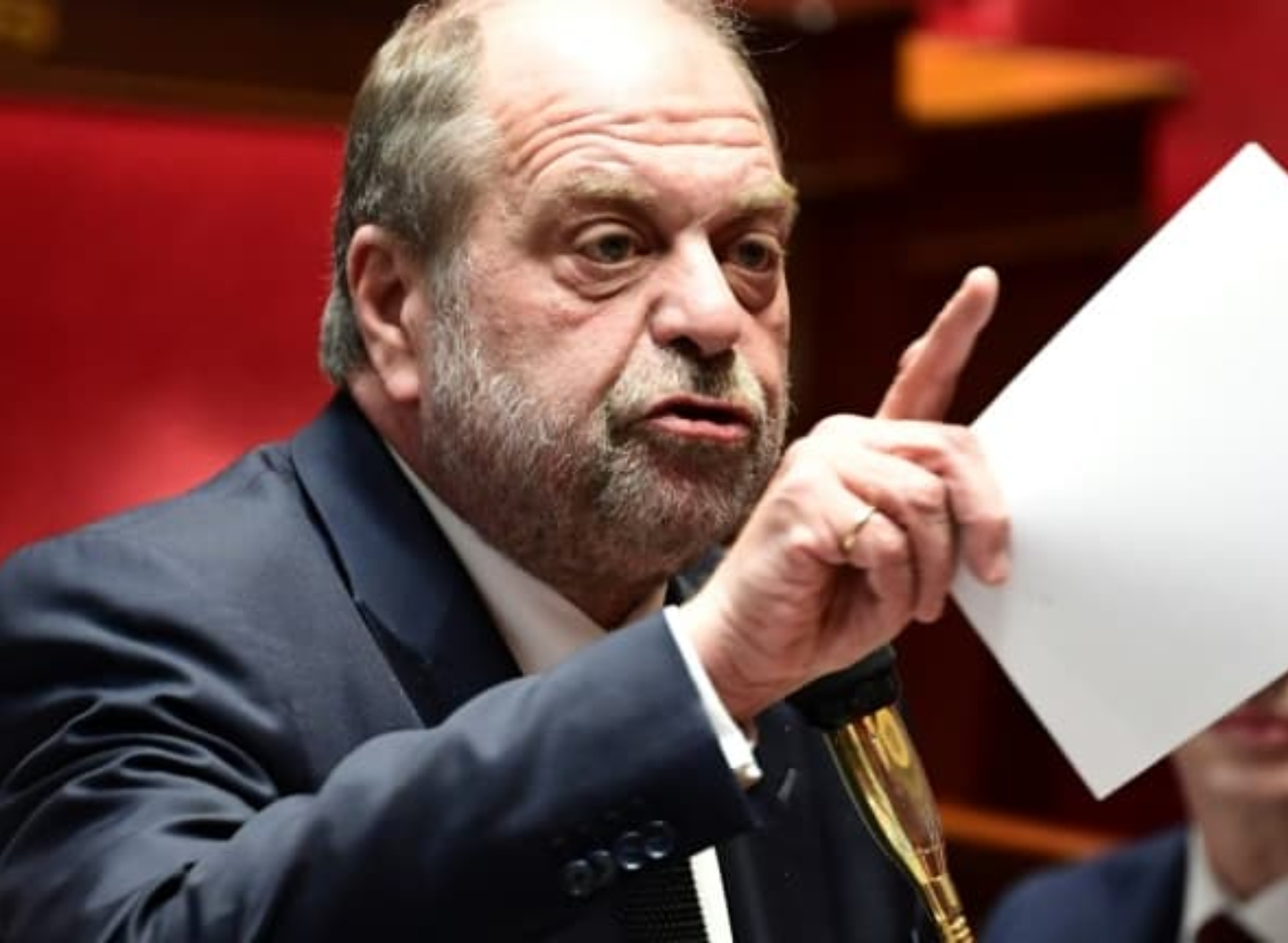 Éric DupondMoretti fait deux bras d'honneur à l'Assemblée Nationale