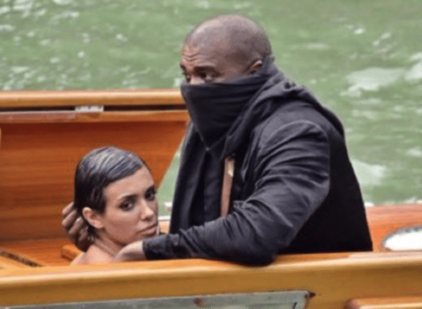 Kanye West et Bianca Censori en pleine polémique après une virée en bateau  à Venise