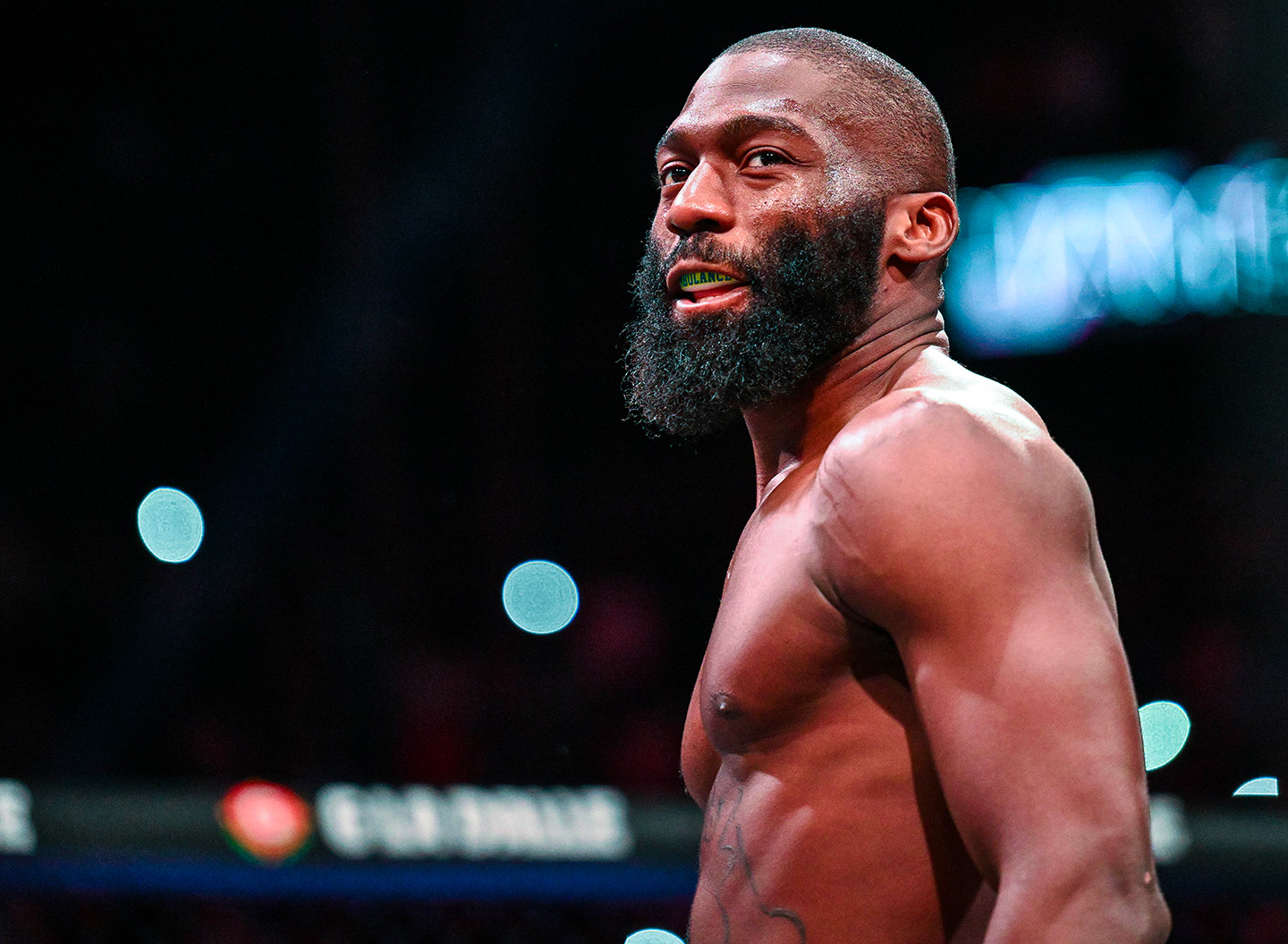 Une légende de l’UFC taille Cédric Doumbè et son écharde